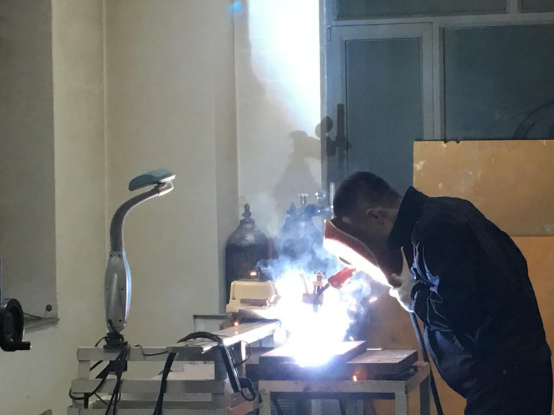 雷振在焊接试验件